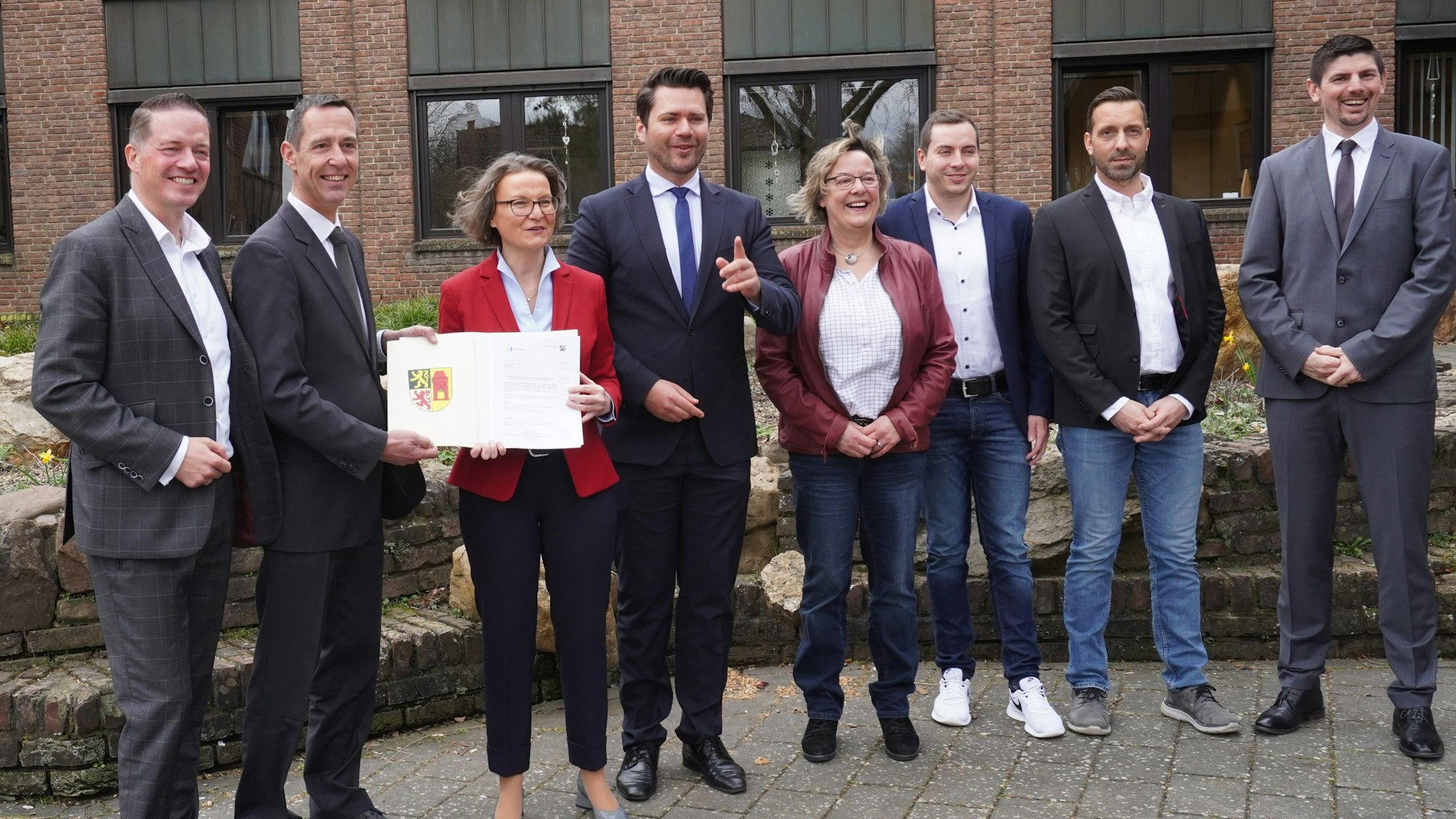 Auf dem Foto sind mehrere Vertreter der Landespolitik und Kerpener Politiker zu sehen, darunter der Landtagsabgeordnete Thomas Okos.