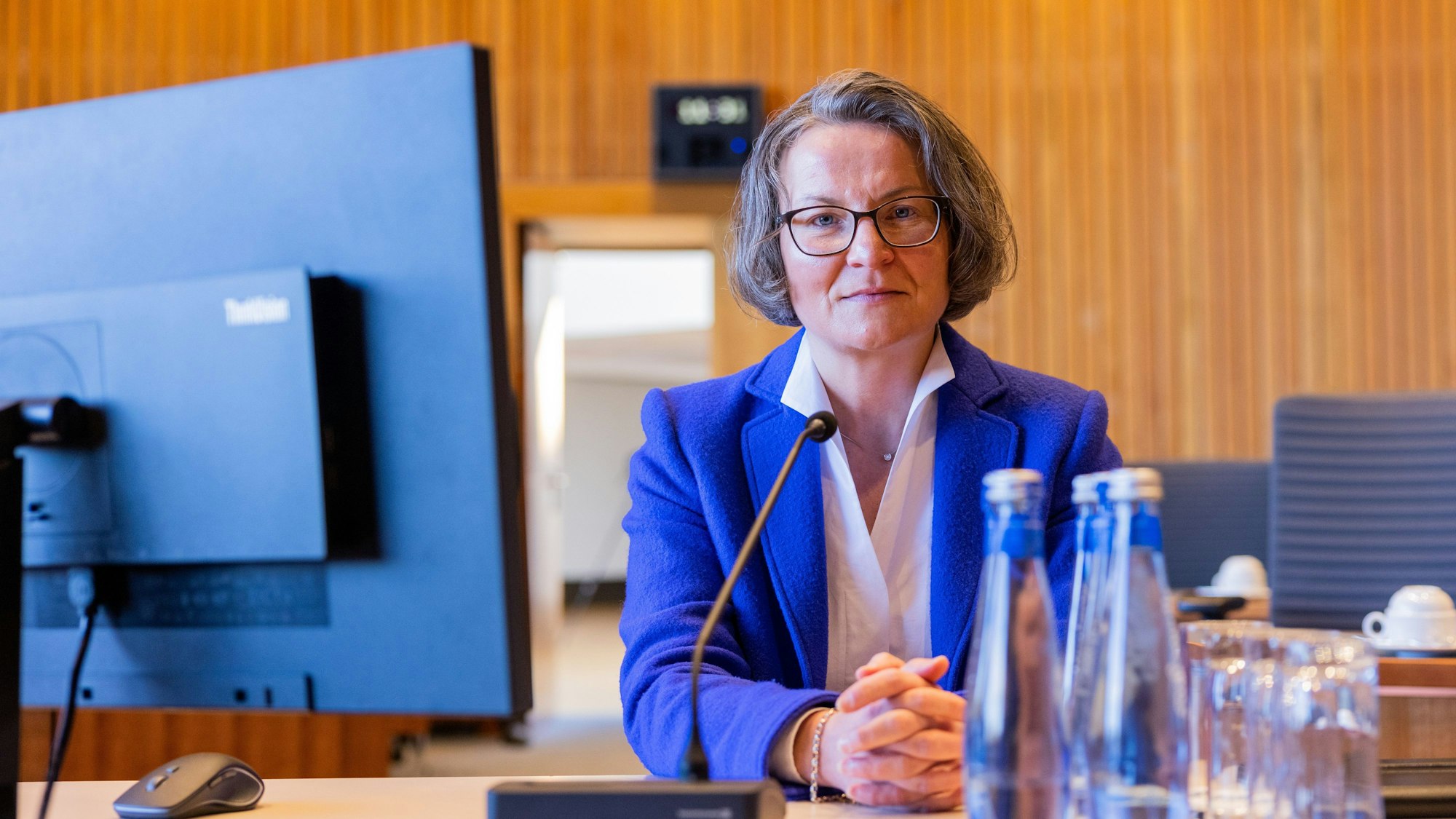 Ina Scharrenbach (CDU), Bau- und Kommunalministerin von Nordrhein-Westfalen, kommt als Zeugin zum Untersuchungsausschuss "Hochwasserkatastrophe" in den Landtag. Scharrenbach wird zum dritten Mal zu Zuständigkeiten und Verantwortlichkeiten ihres Ministeriums im Zusammenhang mit der Bewältigung der Jahrhundertflut befragt. Die Opposition wirft ihr außerdem vor, dem Ausschuss nicht alle Unterlagen geliefert zu haben.