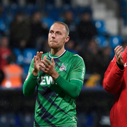 Timo Horn unterstützt seinen Kollegen Marvin Schwäbe (l.), der seit Horns Verletzung im November 2021 das Kölner Tor hütet.
