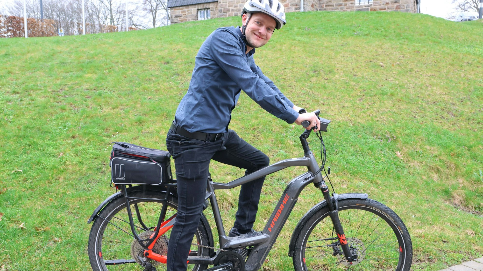 Waldbröls Klimaschutz- und Mobilitätsmanager Rudolf Bergen ist selbst gern mit dem Fahrrad in der Marktstadt unterwegs. Diese entscheidet nun über ein neues Verkehrskonzept für Zweiräder.