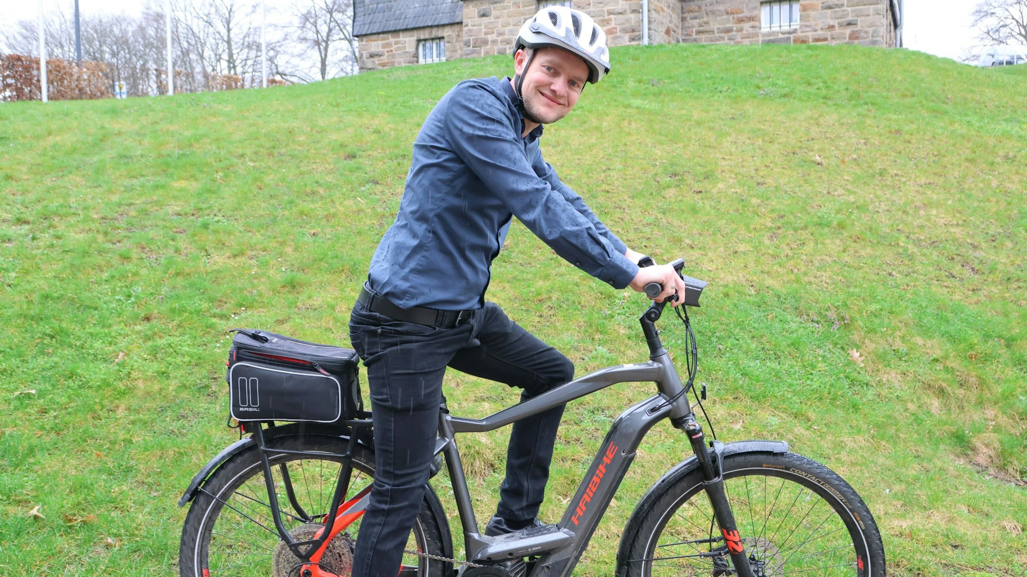 Klimaschutzmanager Rudolf Bergen sitzt auf einem Fahrrad.