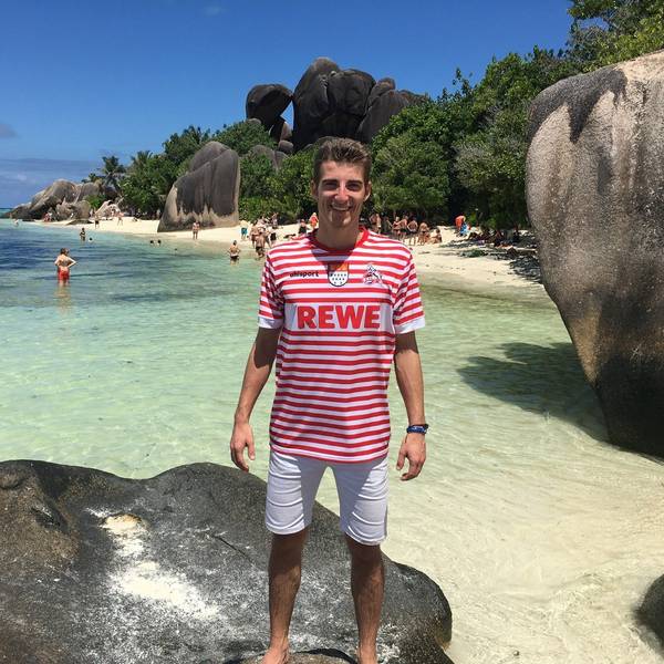Niklas am Strand von La Digue, Seychellen.