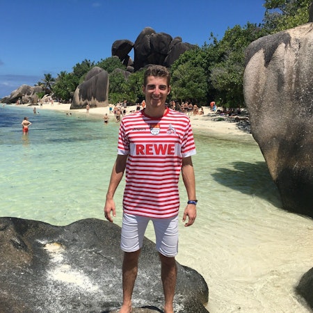 Niklas am Strand von La Digue, Seychellen.