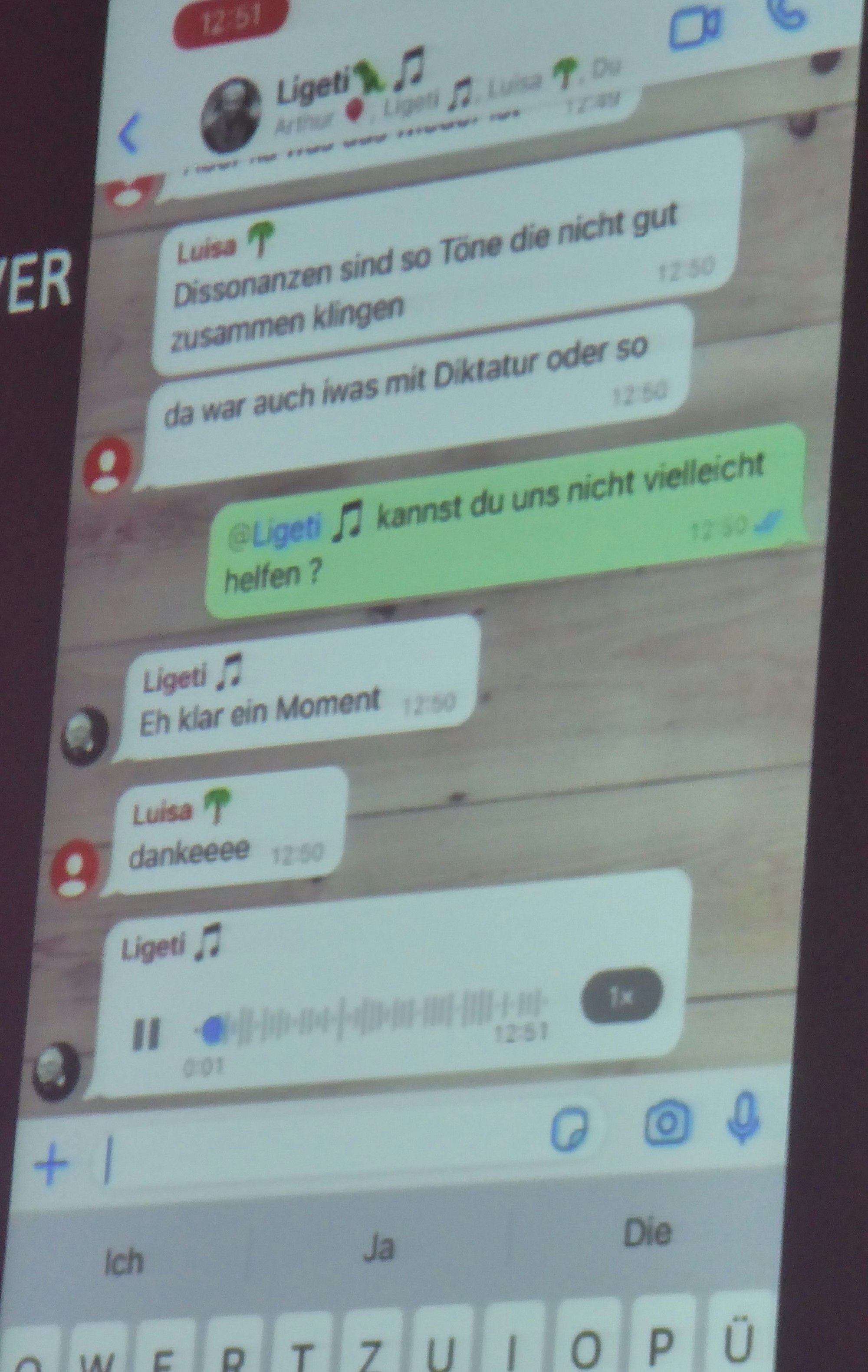 Die Präsentation zeigt einen Handybildschirm. zu lesen sind ein Chat-Gespräch mit dem Komponisten Ligeti, der eine überlange Sprachnachricht zur Erklärung schickt.