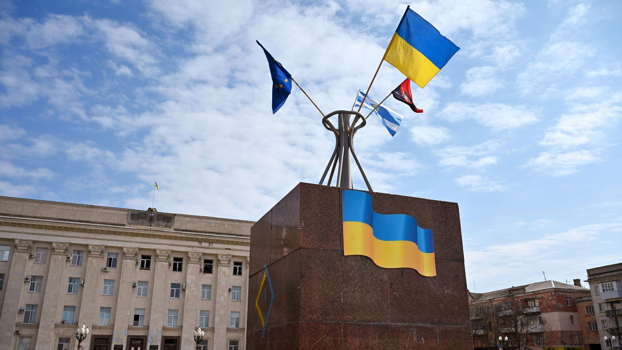 Ukrainische Fahnen wehen an einem der Haupt-Plätze in Cherson.