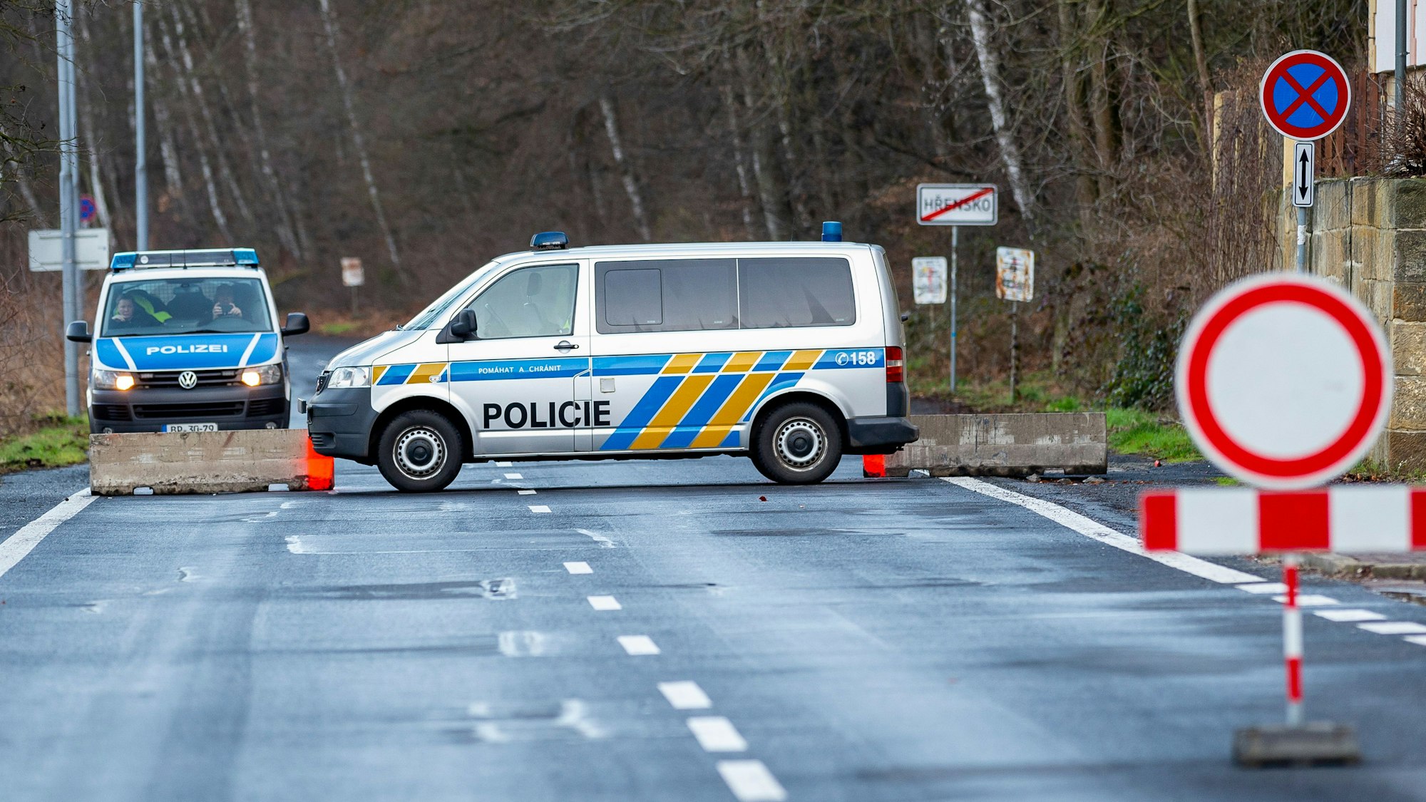 Polizeiwagen der tschechischen und er deutschen Polizei haben eine Straßensperre errichtet (Symbolbild).