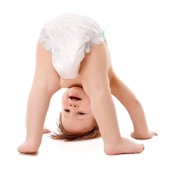 Ein Baby versucht einen Kopfstand