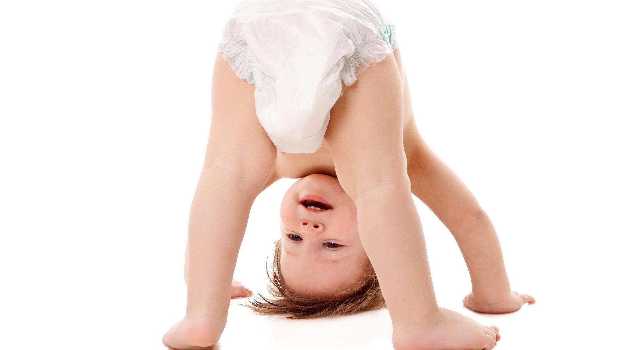 Ein Baby versucht einen Kopfstand