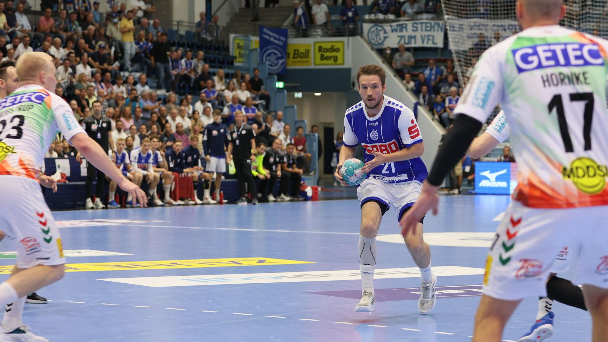 Das Hinspiel des VfL Gummersbach gegen den SC Magdeburg am 08.09.2022. Dominik Mappes läuft auf drei Gegner zu.