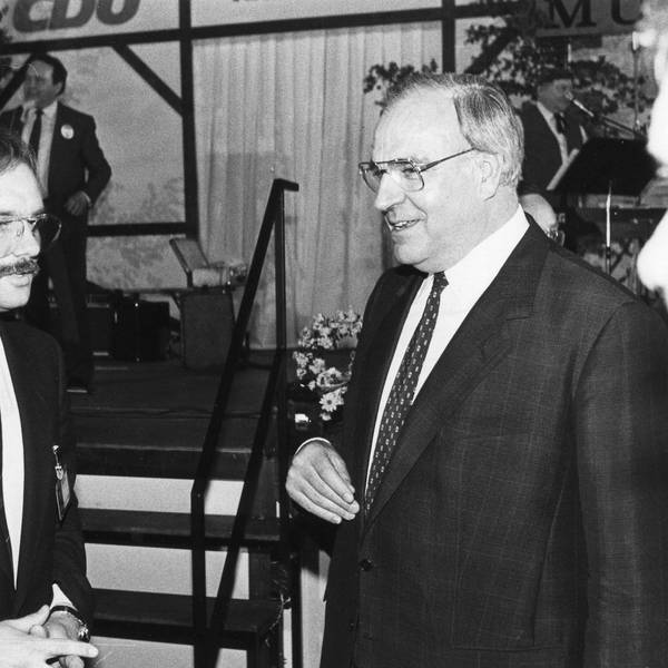 Bernhard Conin und Helmut Kohl unterhalten sich.