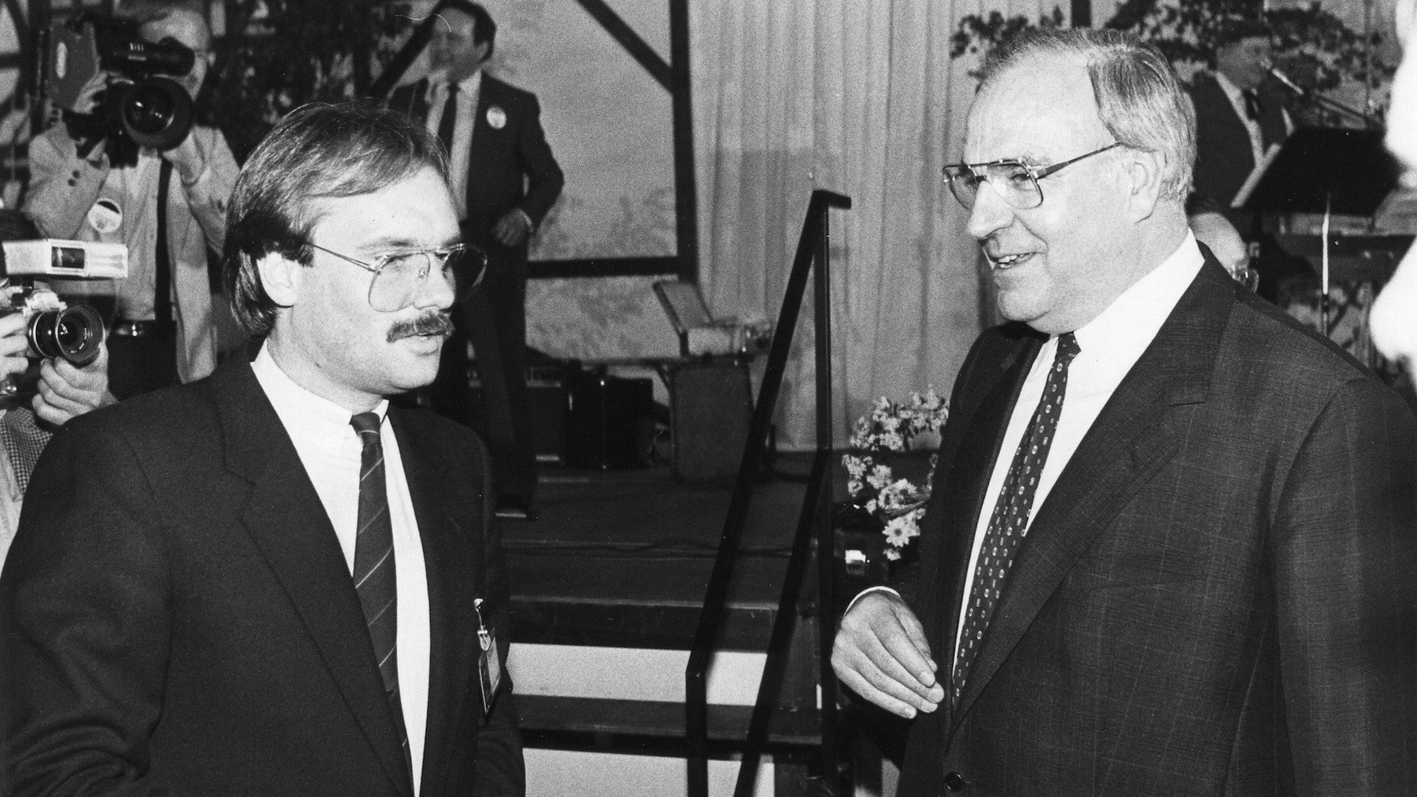 Bernhard Conin und Helmut Kohl unterhalten sich.