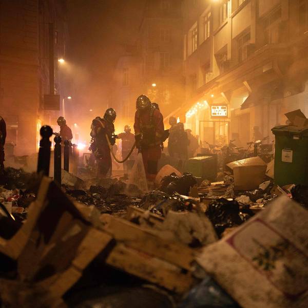 Paris: Feuerwehrleute kontrollieren Müll nach dem Löschen eines Feuers während einer Demonstration. In Frankreich haben sich die Streiks und Proteste gegen die Rentenreform zugespitzt.