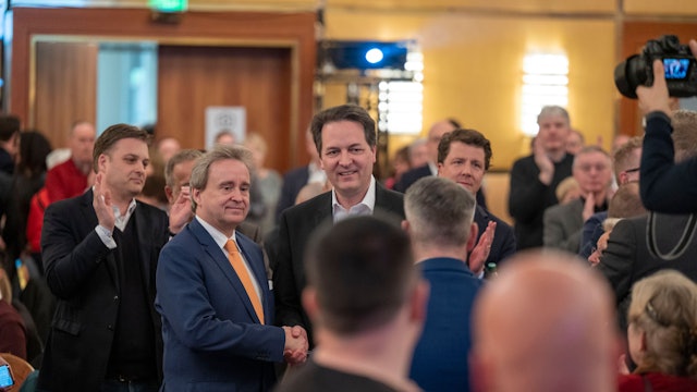 25.03.2023, Köln: Bernd Petelkau gratuliert zur Wahl. Karl Alexander Mandl ist zum neuen Parteivorsitzenden gewählt worden. Parteitag der CDU Kreisverband Köln. Foto: Uwe Weiser