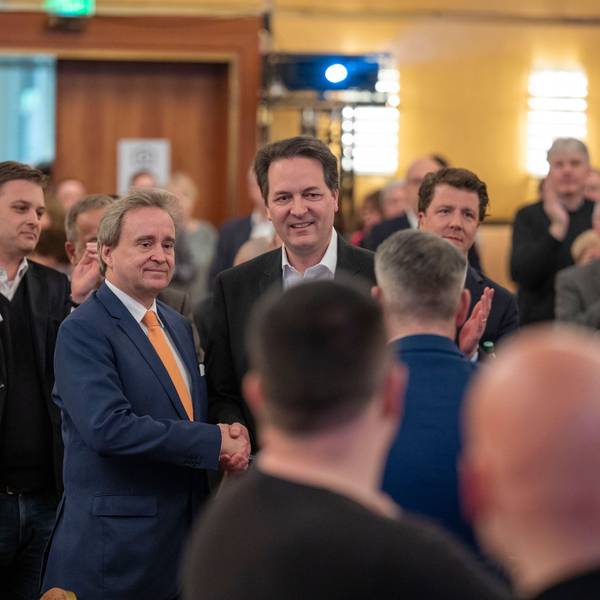 Sieger und Verlierer: Bernd Petelkau (links) gratuliert Karl Alexander Mandl zur Wahl zum neuen Parteivorsitzenden.