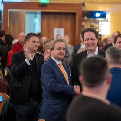 Sieger und Verlierer: Bernd Petelkau (links) gratuliert Karl Alexander Mandl zur Wahl zum neuen Parteivorsitzenden.