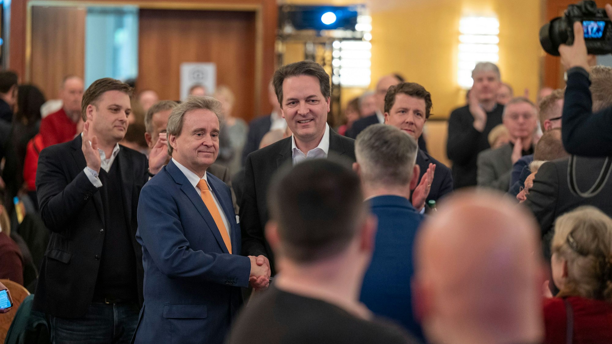 Sieger und Verlierer: Bernd Petelkau (links) gratuliert Karl Alexander Mandl zur Wahl zum neuen Parteivorsitzenden.