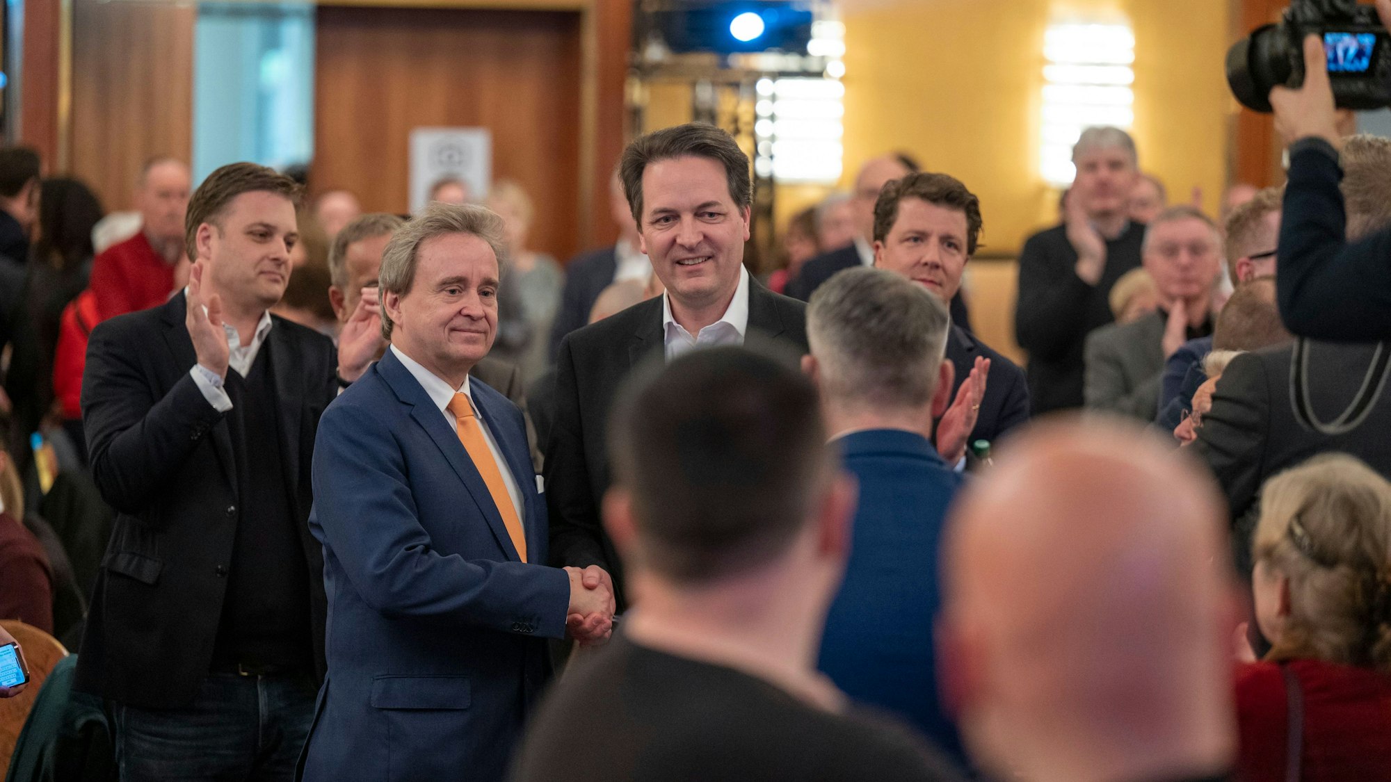 25.03.2023, Köln: Bernd Petelkau gratuliert zur Wahl. Karl Alexander Mandl ist zum neuen Parteivorsitzenden gewählt worden. Parteitag der CDU Kreisverband Köln.  Foto: Uwe Weiser