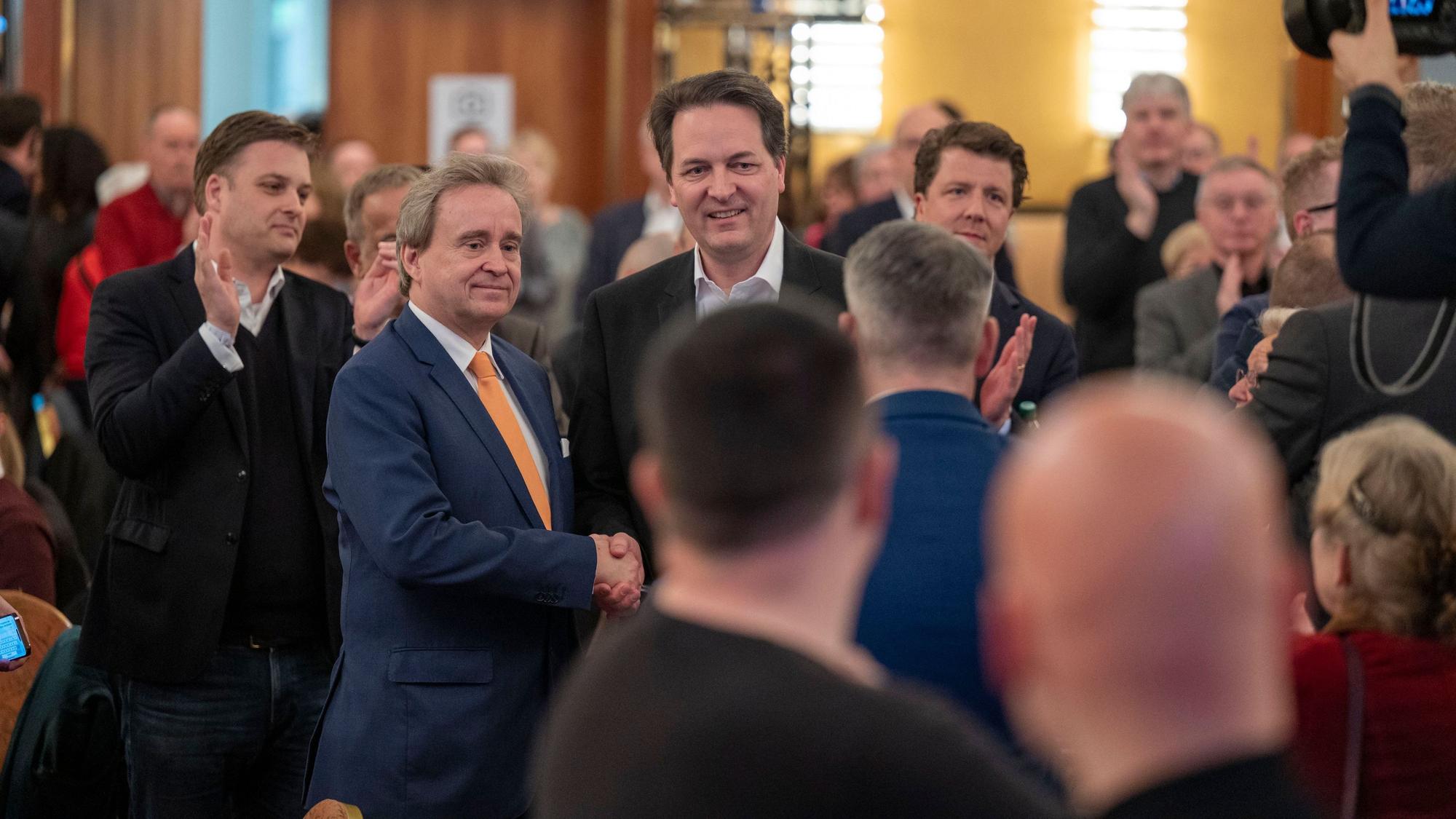 Ablösung: Der frühere CDU-Parteichef Bernd Petelkau gratuliert im März Karl Mandl zum neuen Parteivorsitzenden.