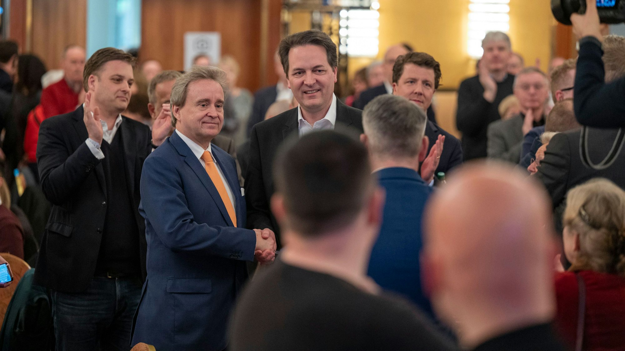 Ablösung: Der frühere CDU-Parteichef Bernd Petelkau gratuliert im März Karl Mandl zum neuen Parteivorsitzenden.