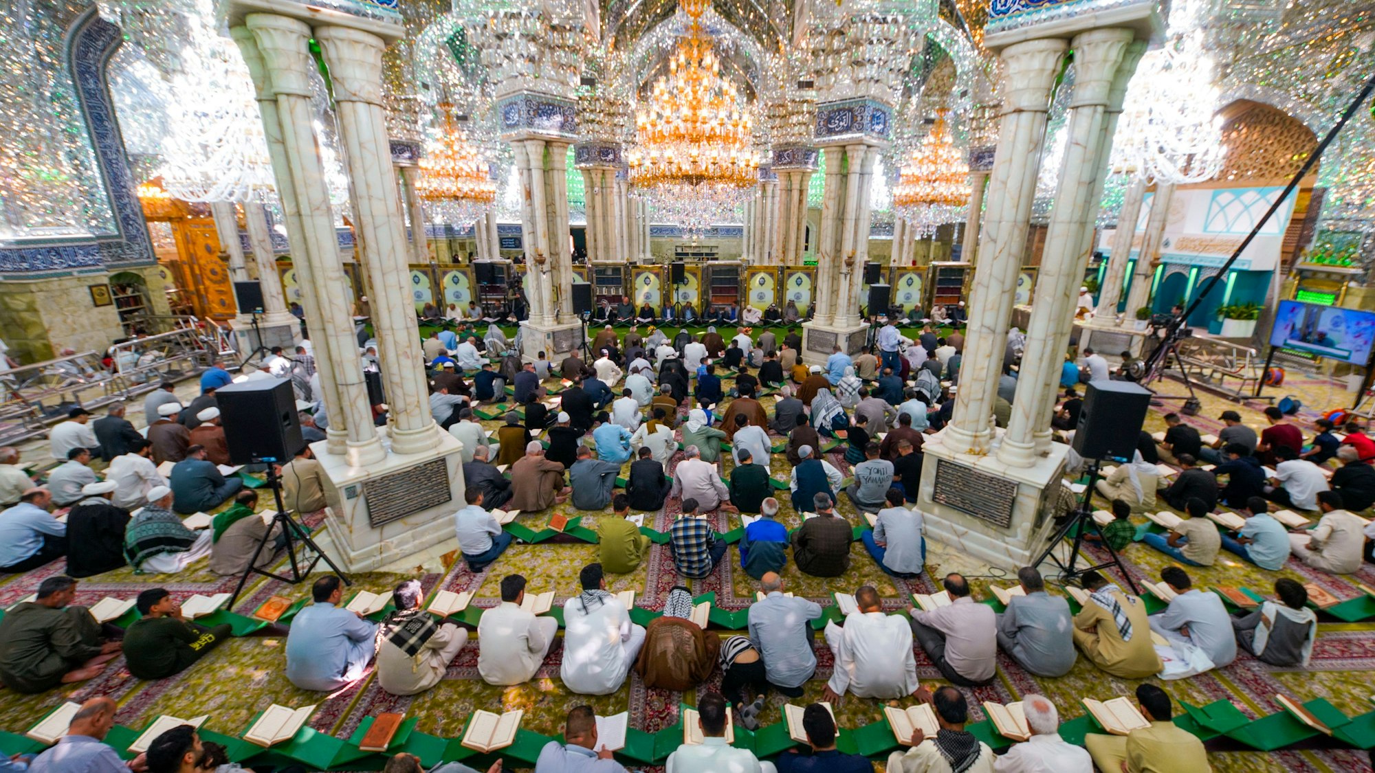 Schiiten nehmen während des heiligen Monats Ramadan an Gebeten im Schrein von Imam Ali in Nadschaf, Irak, teil.