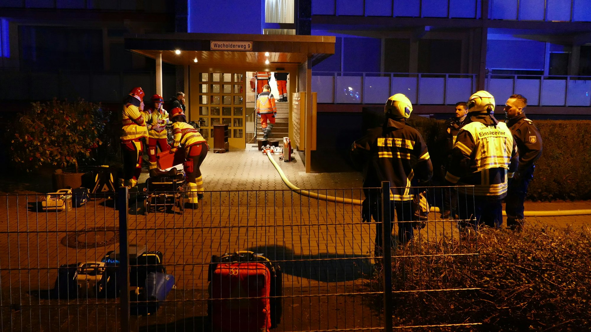 Feuerwehrleute vor dem Hochhaus Wacholderweg 9 in Sankt Augustin-Niederpleis