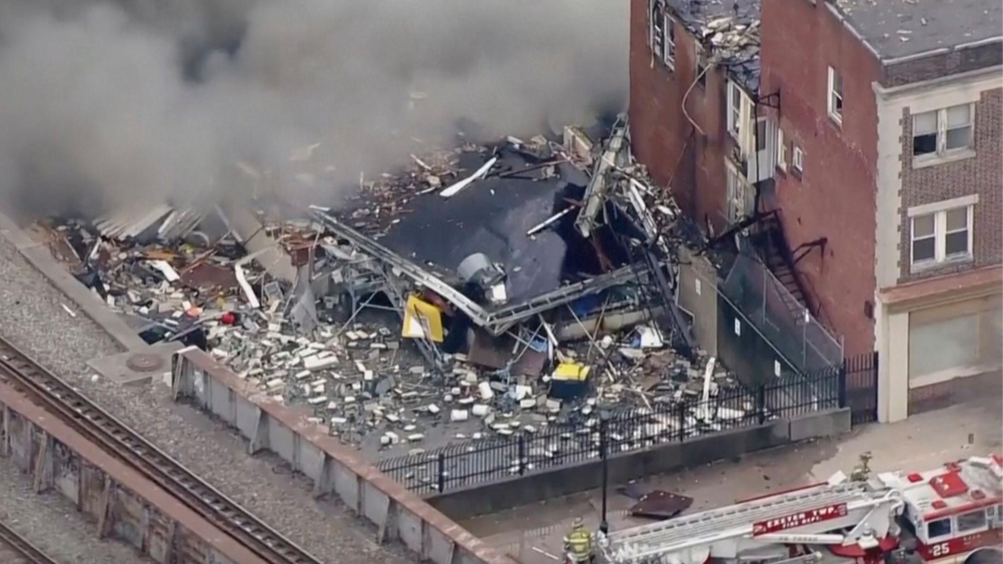 In diesem Bildschirmausschnitt aus einem von WPVI-TV/6ABC zur Verfügung gestellten Video steigt Rauch von einer Explosion im Werk der R.M. Palmer Co. in West Reading.