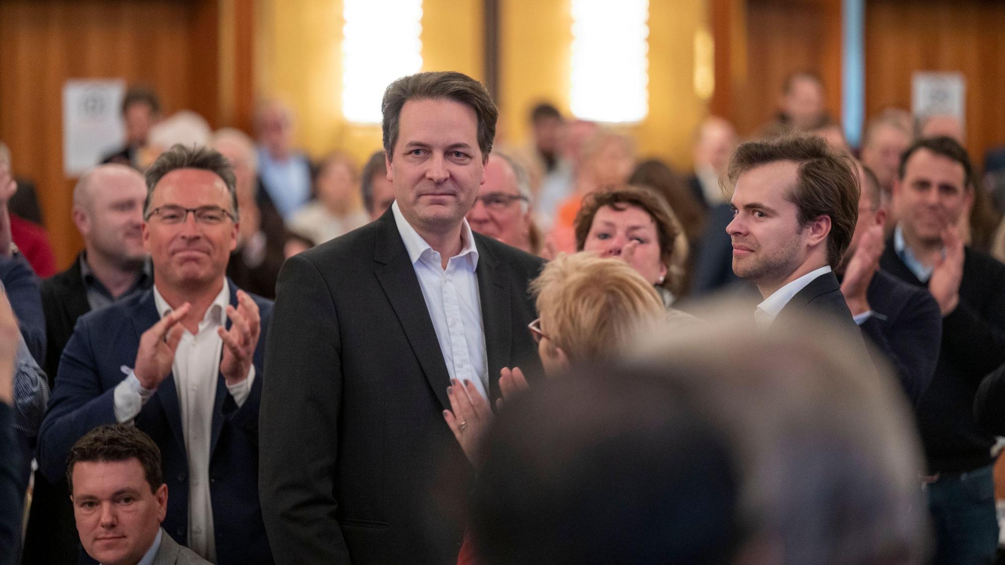 Karl Mandl (Mitte) nach seiner Wahl zum neuen Parteivorsitzenden der CDU, links von ihm Oliver Kehrl.