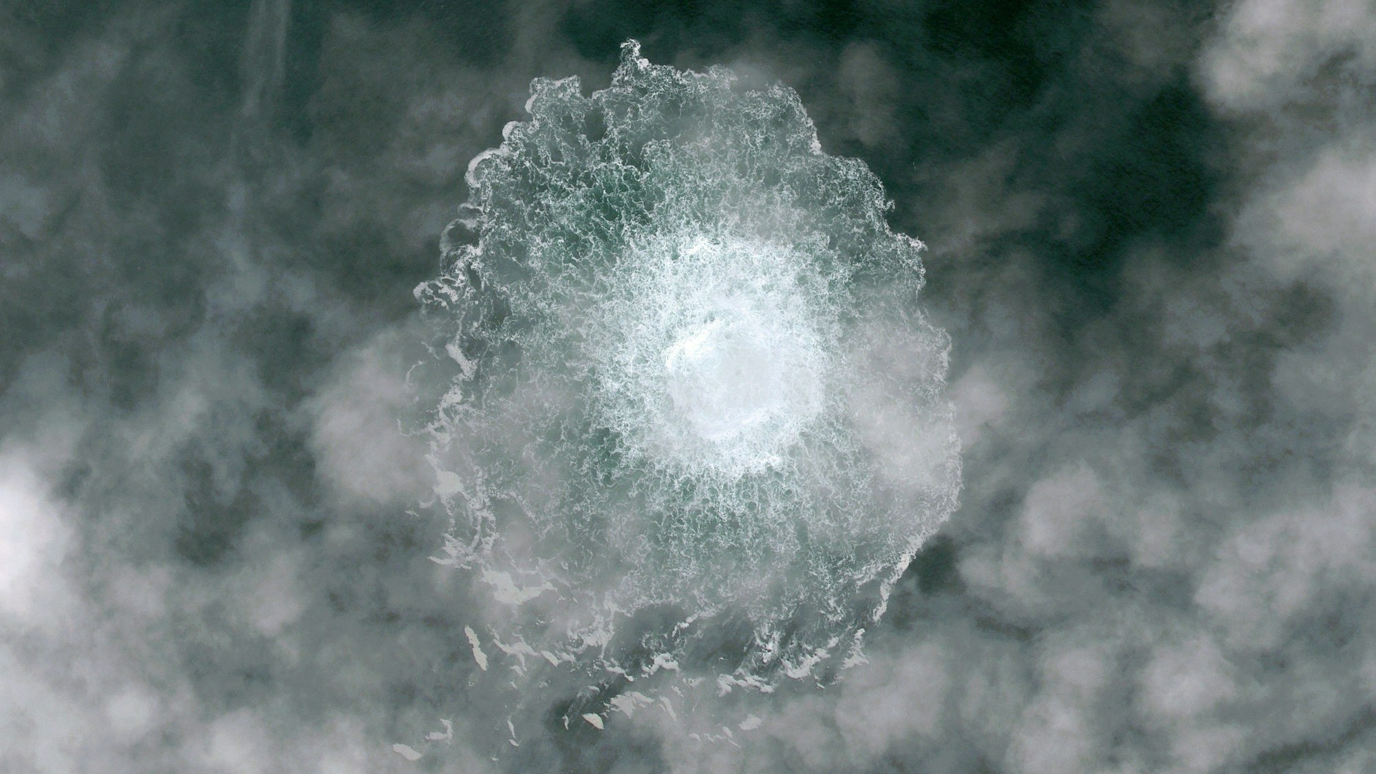 Das Nord Stream 1-Gasleck in der Ostsee, fotografiert von dem Satelliten Pléiades Neo.