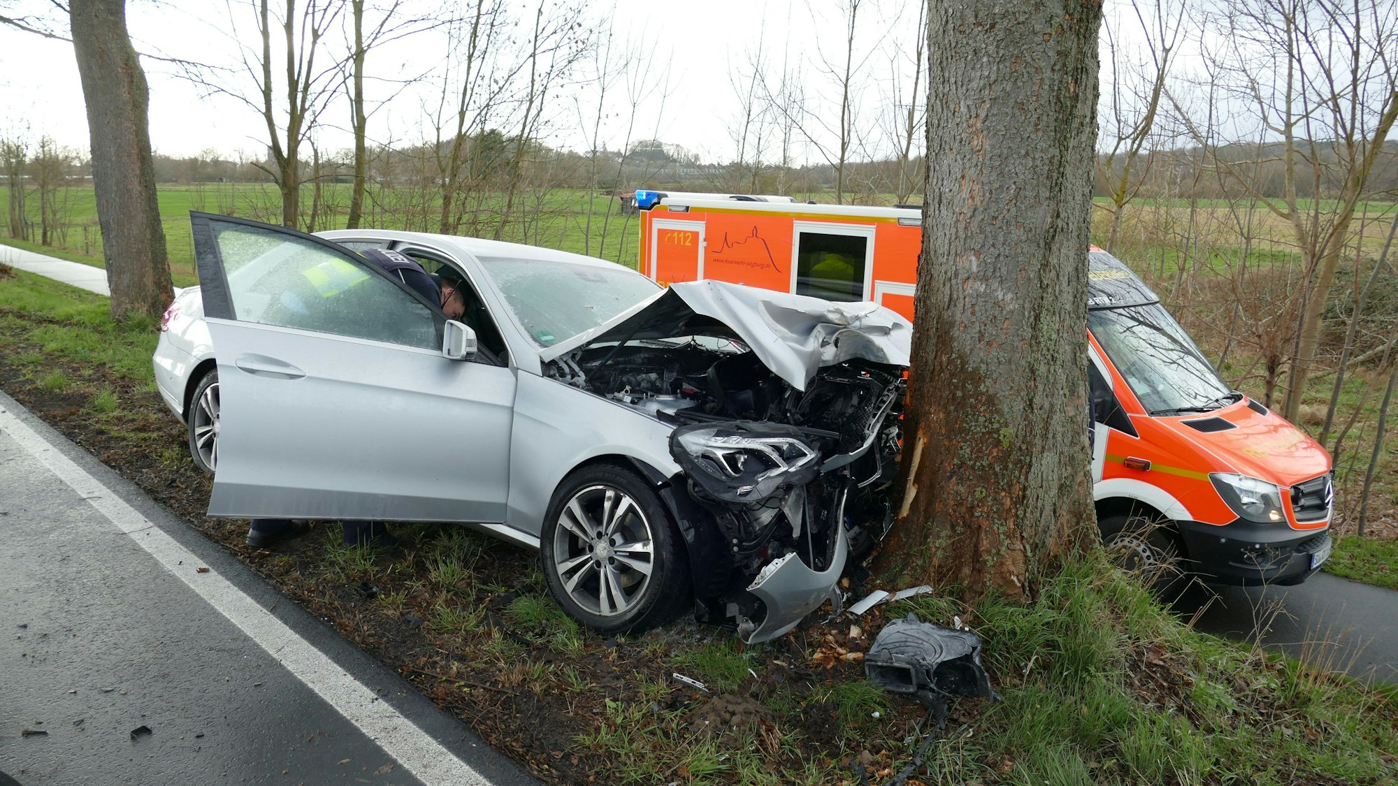 Der Mercedes prallte auf der Wahnbachtalstraße in Siegburg gegen einen Baum.