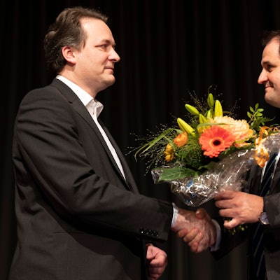 Das Bild zeigt zwei Männer, die sich die Hand geben.