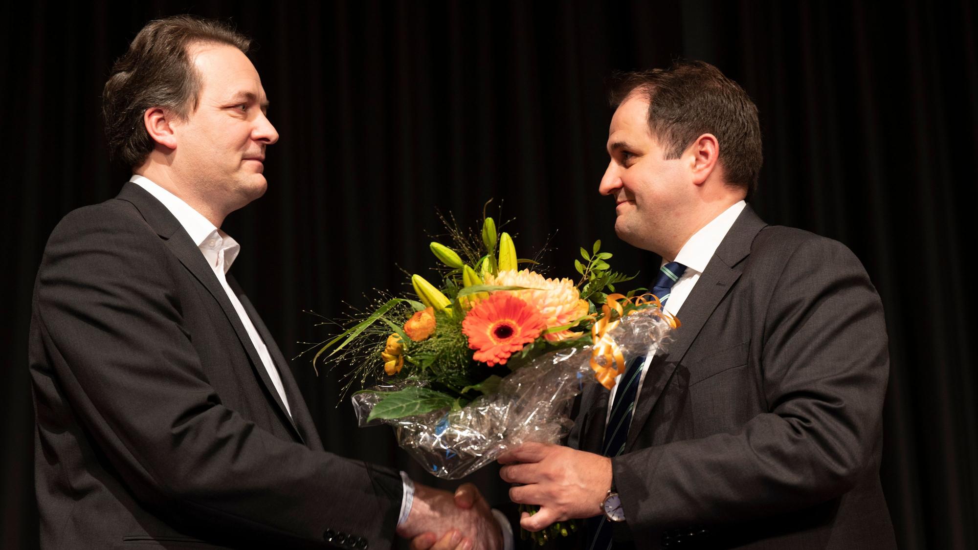 Nathanael Liminski gratuliert Karl Mandl zur Wahl.