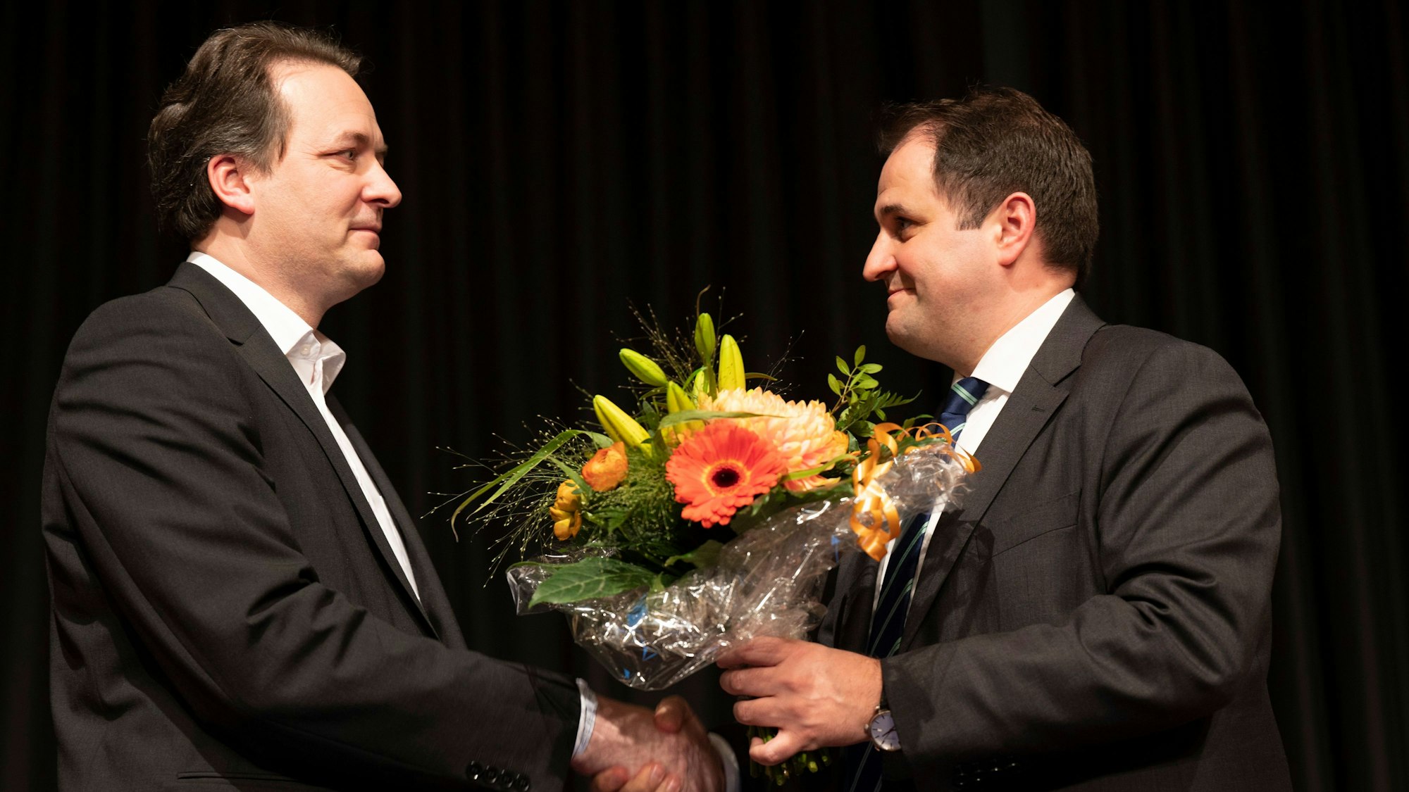 Nathanael Liminski gratuliert Karl Mandl zur Wahl.