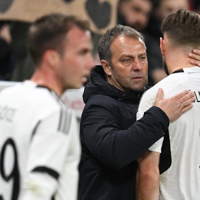 Bundestrainer Hansi Flick herzt seinen Hoffnungsträger Niclas Füllkrug, der die deutsche Fußball-Nationalmannschaft am Samstag in Mainz mit zwei Toren zum 2:0 über Peru schoss.