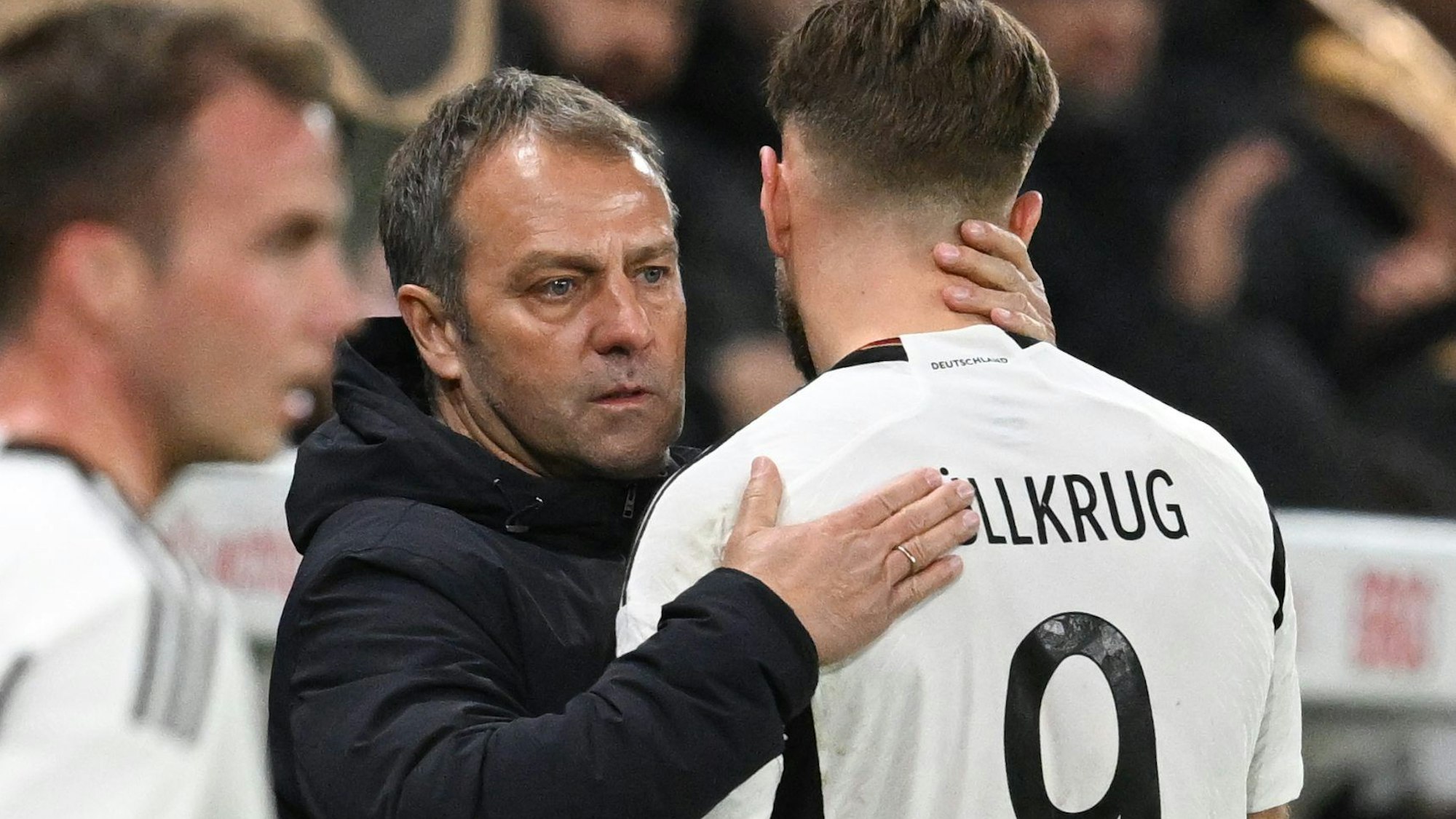 Bundestrainer Hansi Flick herzt seinen Hoffnungsträger Niclas Füllkrug, der die deutsche Fußball-Nationalmannschaft am Samstag in Mainz mit zwei Toren zum 2:0 über Peru schoss.
