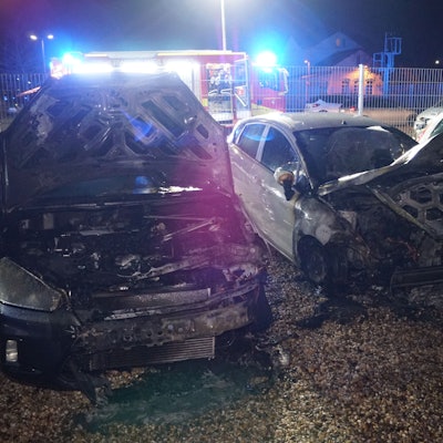 Zwei Autos wurden bei einem Brand zerstört.