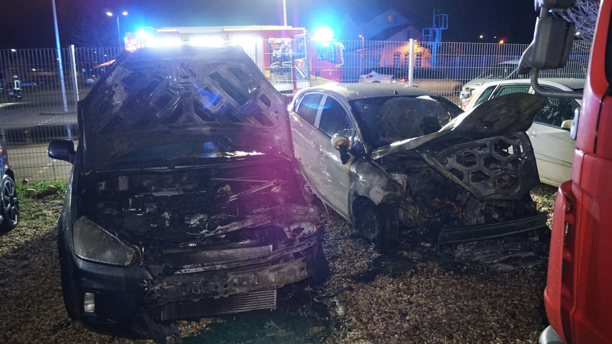 Zwei Autos wurden bei einem Brand zerstört.