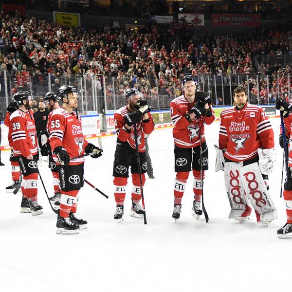 Die Spieler der Kölner Haie nach dem Ausscheiden in den DEL-Playoffs.