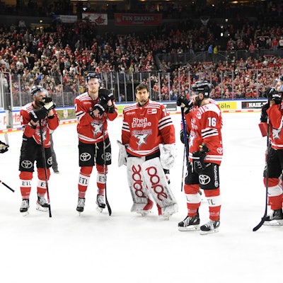 Die Spieler der Kölner Haie nach dem Ausscheiden in den DEL-Playoffs.