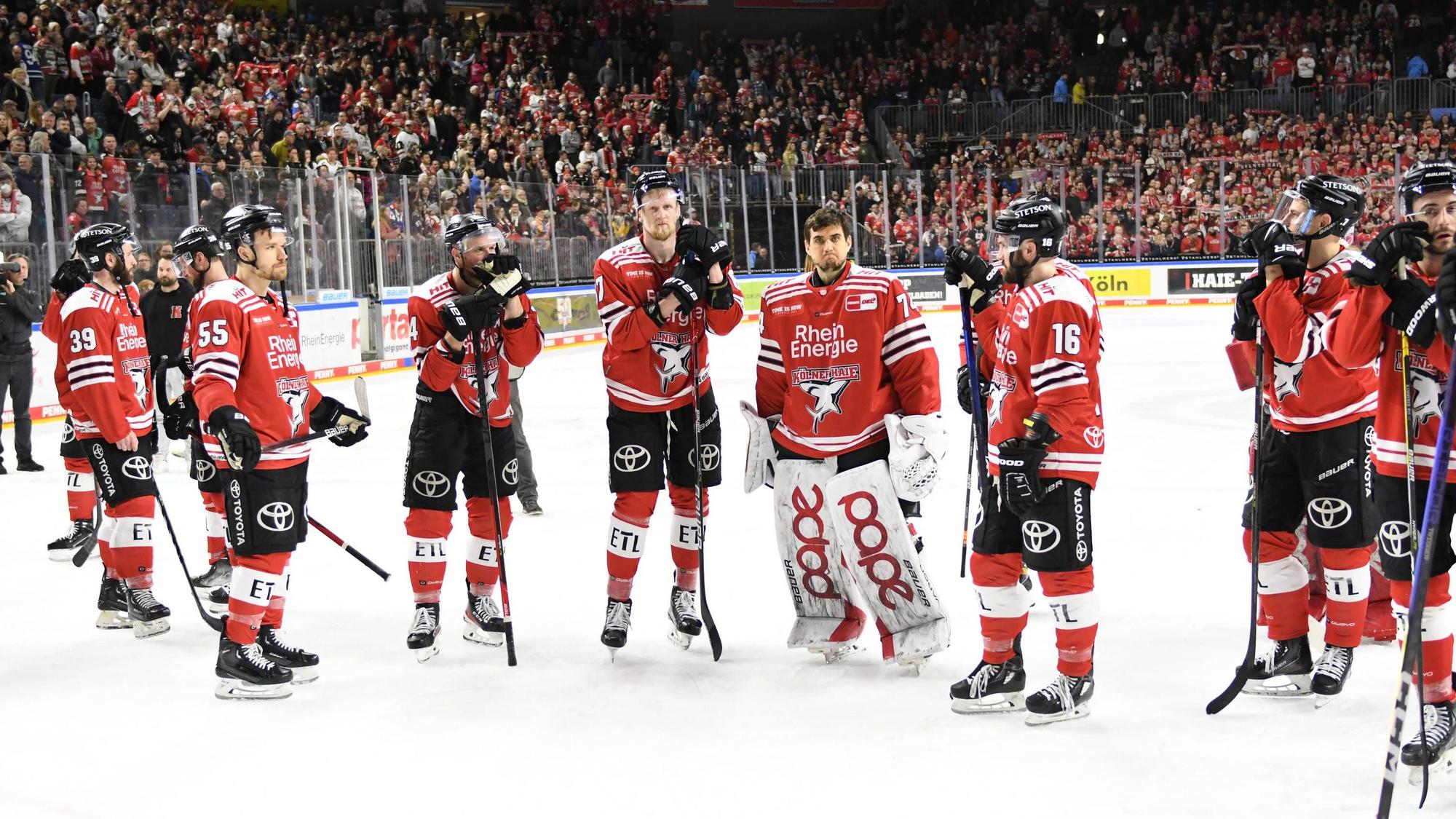 Die Spieler der Kölner Haie nach dem Ausscheiden in den DEL-Playoffs.