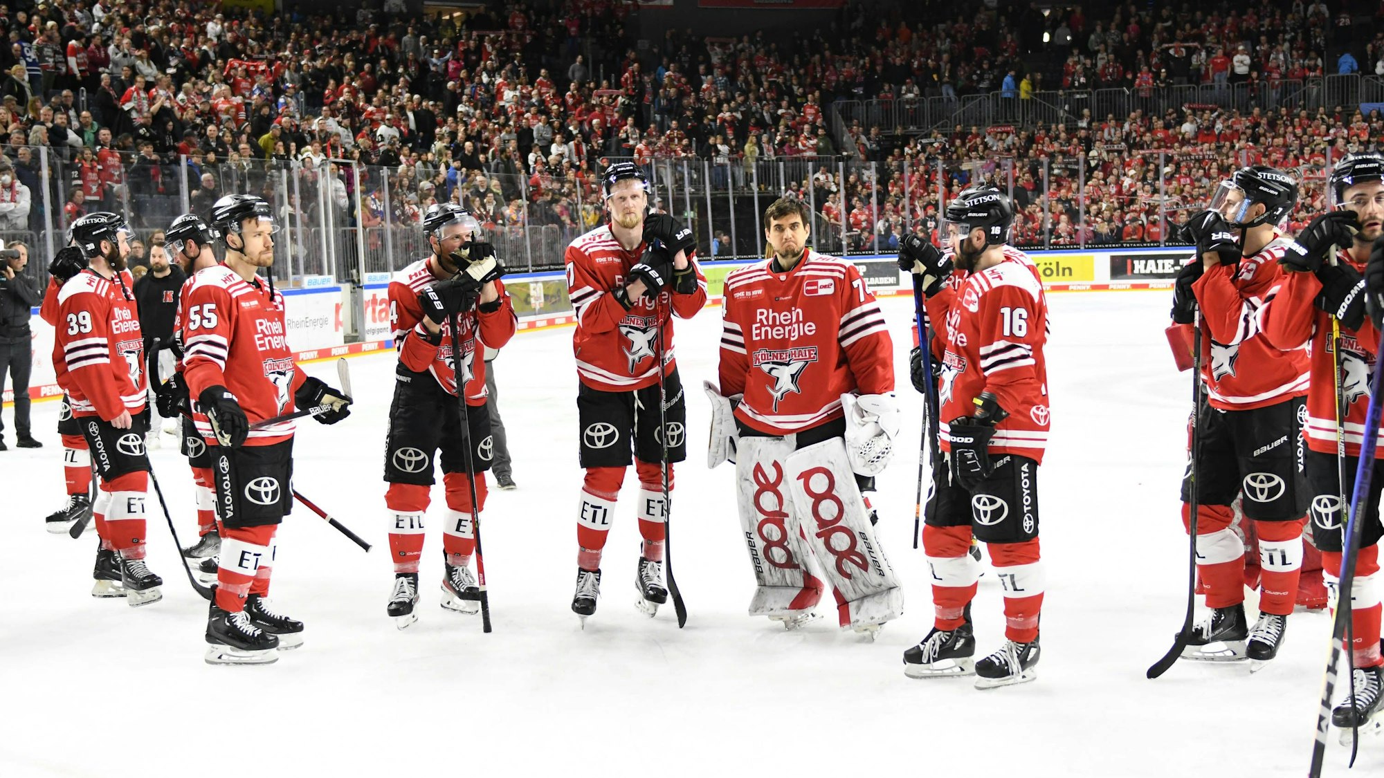 Die Spieler der Kölner Haie nach dem Ausscheiden in den DEL-Playoffs.