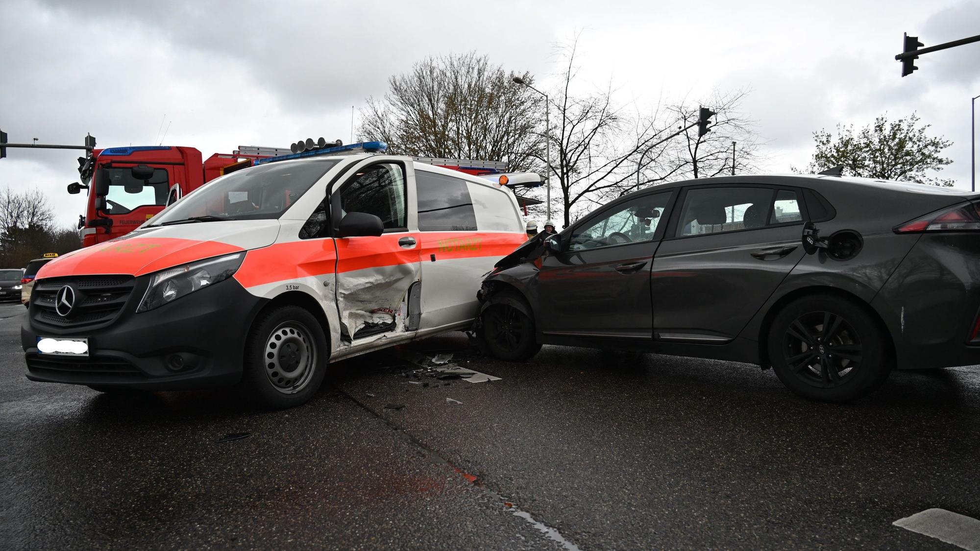 Der Pkw steht mit der Schnauze an der Seite des Notfallwagens, die Seite ist eingedrückt.