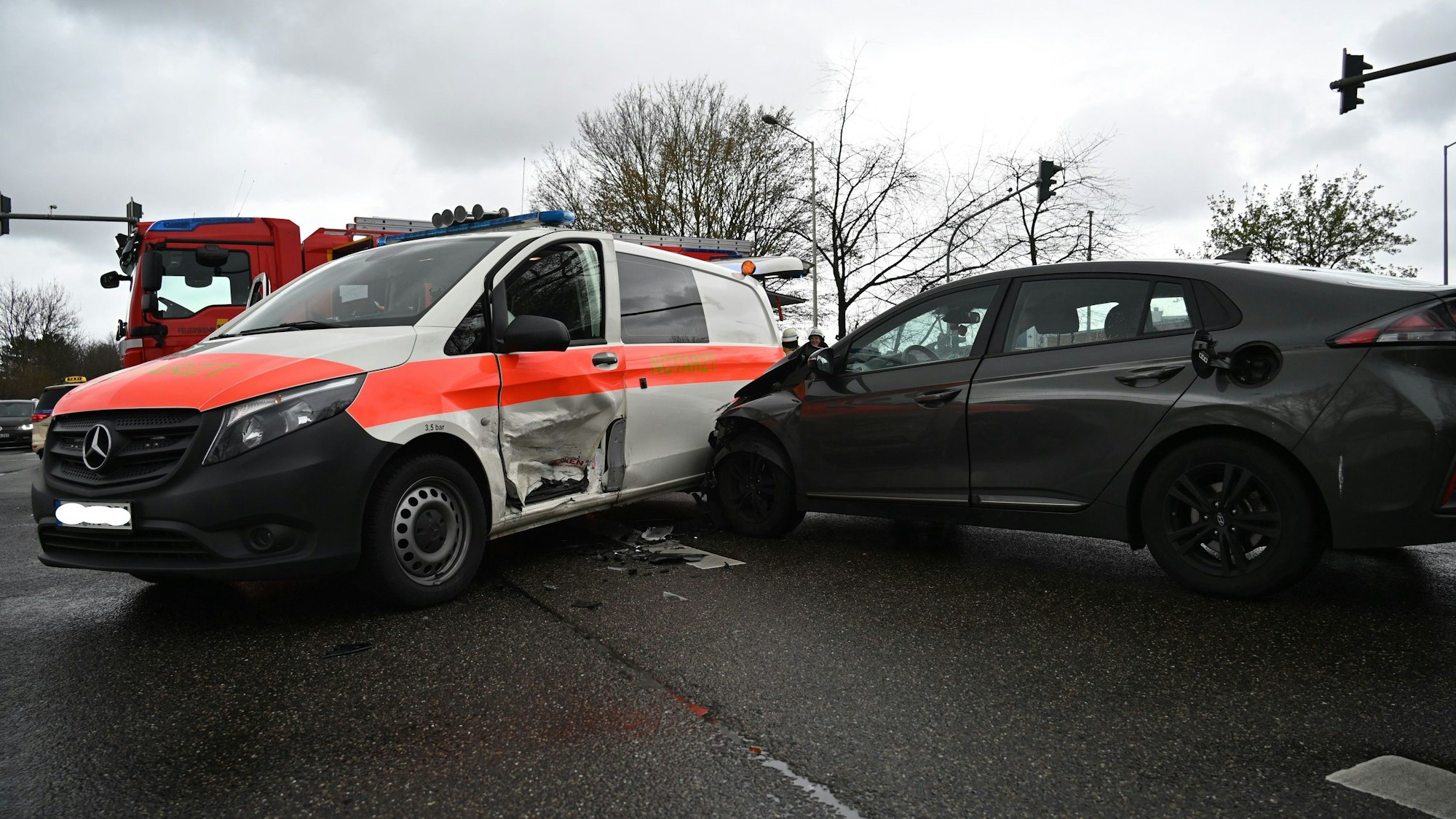 Der Pkw steht mit der Schnauze an der Seite des Notfallwagens, die Seite ist eingedrückt.