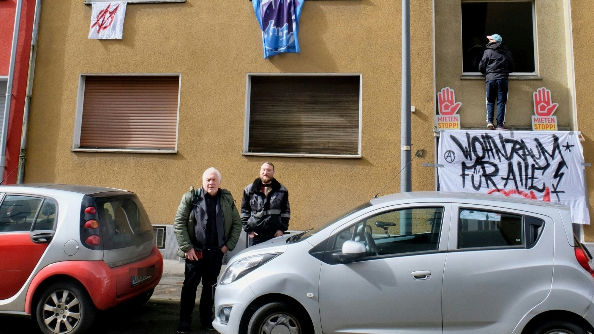 Mitglieder der Sozialistischen Selbsthilfe Mülheim und die Initiative „Recht auf Stadt“ haben das Haus in Köln-Lindenthal besetzt.