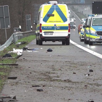 Polizeifahrzeuge stehen nach einem Unfall auf der Autobahn 3.