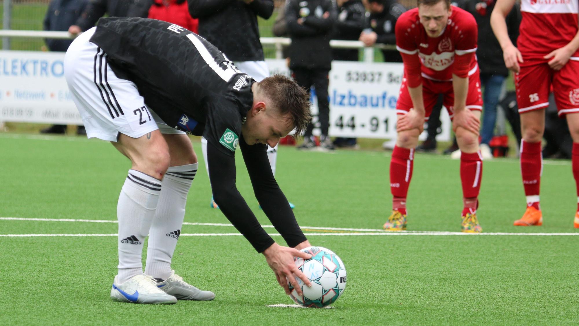 Legt sich den Ball zum Elfmeter zurecht: Maxi Patt.