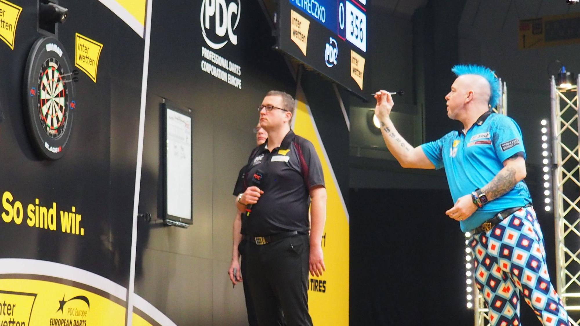 Darts-Superstar Peter Wright zielt auf die Scheibe in der Ostermann-Arena.