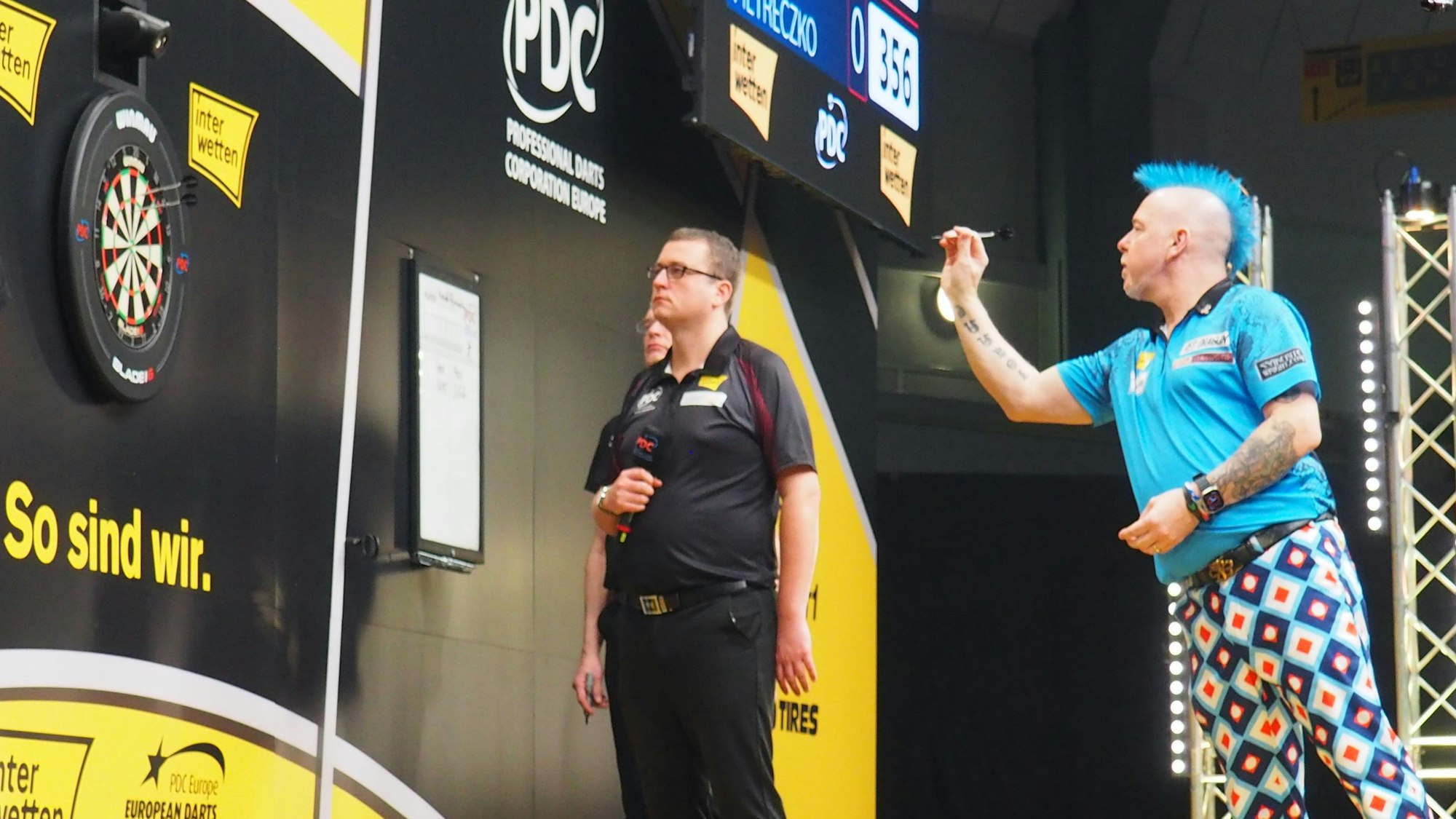 Darts-Superstar Peter Wright zielt auf die Scheibe in der Ostermann-Arena.