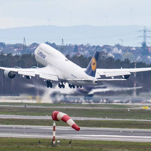 Eine Passagiermaschine der Lufthansa vom Typ Boeing-747 startet vom Flughafen Frankfurt. Am kommenden Montag (27.03.) drohen in ganz Deutschland flächendeckende Streiks. Davon betroffen ist auch der Flugverkehr. Foto: Boris Roessler/dpa +++ dpa-Bildfunk +++