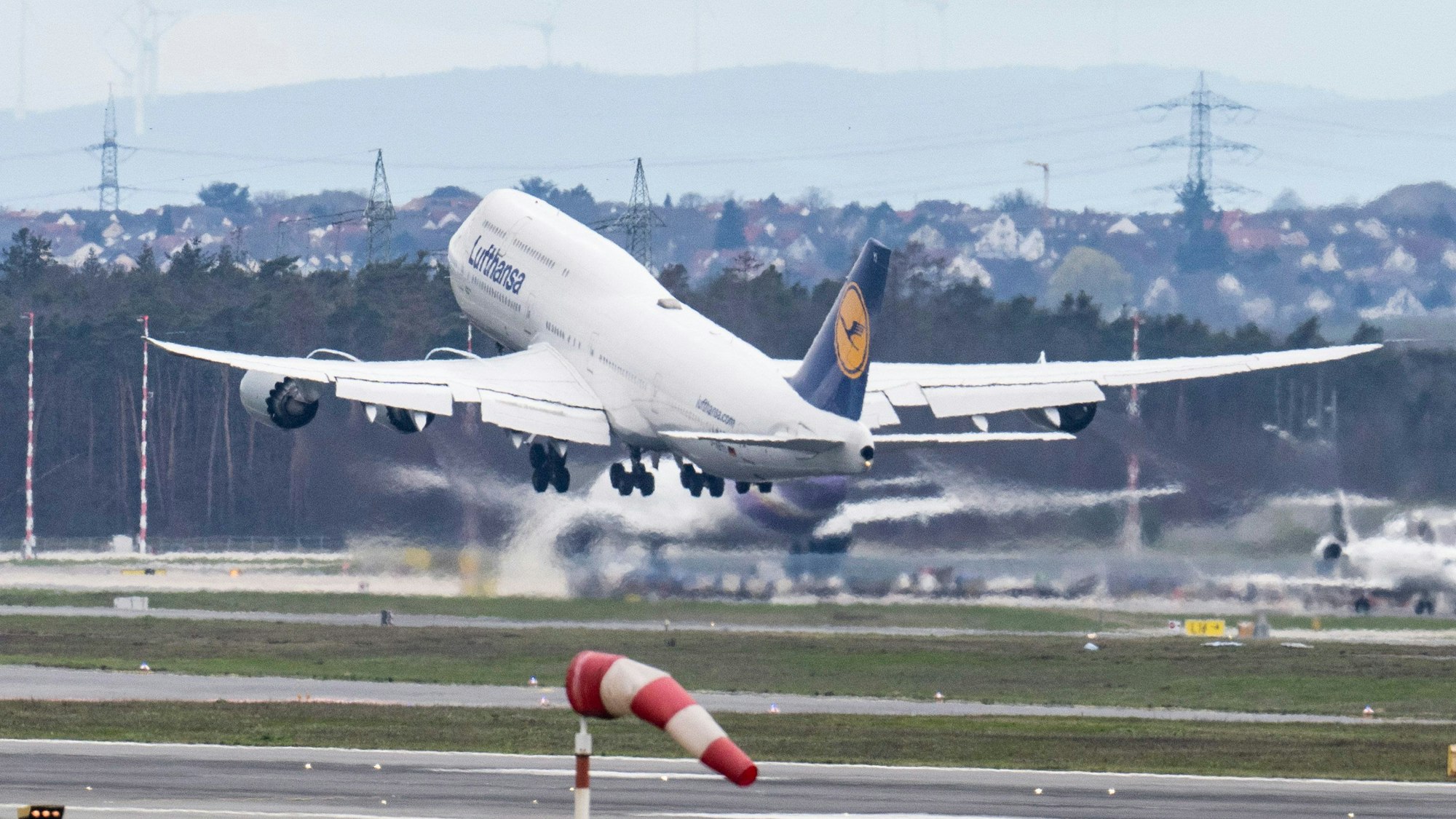 23.03.2023, Hessen, Frankfurt/Main: Eine Passagiermaschine der Lufthansa vom Typ Boeing-747 startet vom Flughafen Frankfurt.