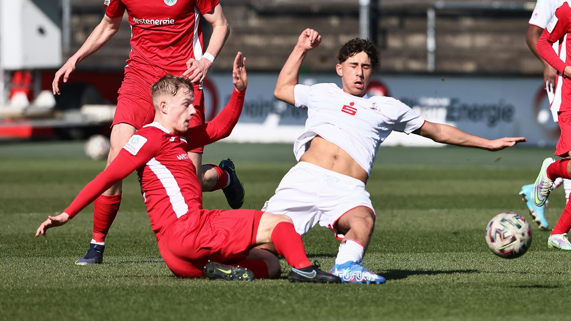 1.FC Köln U19 vs. SC Rot-Weiß Oberhausen U19, A Junioren Bundesliga West, vorne von links: Joel Cartus (RWO), Luan Simnica (1.FC Köln),05.03.2022, Bild: Herbert Bucco